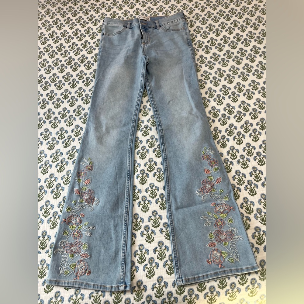 Abercrombie Kids low rise Light Blue Floral Embroidered Jean.
Size 15/16 R